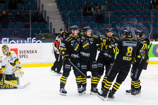 s Nicklas Heiner (h) gör 2-1 och jublar med lagkamrater