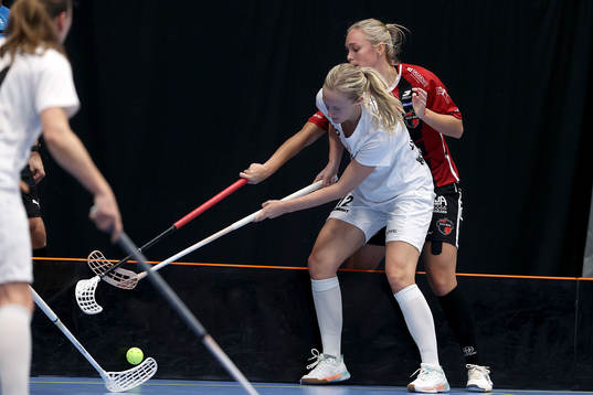 Täbys Elin Lundström och KAIS Moras Malin Andréason