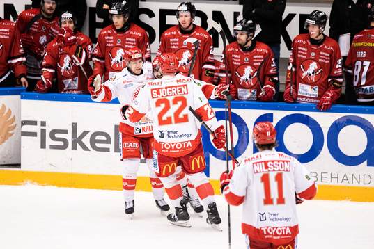 Troja/Ljungbys Joakim Hillding jublar med lagkamrater