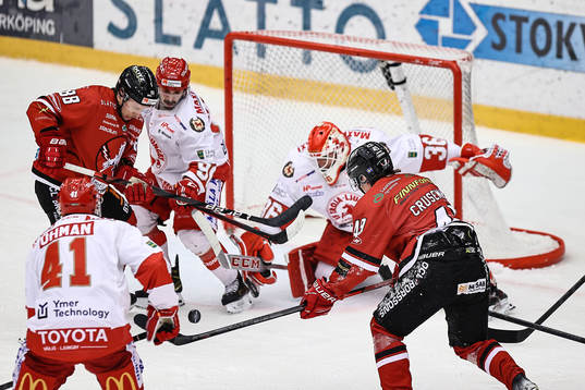 Vita Hästens Corey Mackinunder ishockeymatchen i