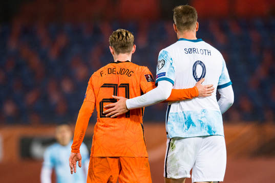 Frenkie de Jong of Netherlands and Alexander Sørloth of