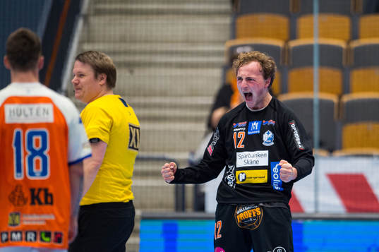 Kristianstads målvakt Gustaf Banke jublar