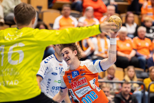 Kristianstads Anton Hallbäck och Aranäs målvakt