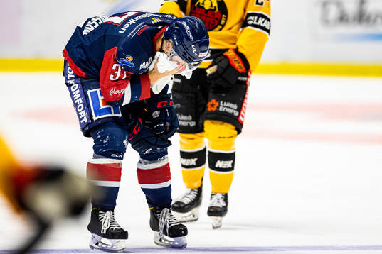Linköpings Jesper Pettersson med en handduk