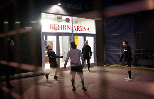 Luleåspelarna värmer upp med fotboll