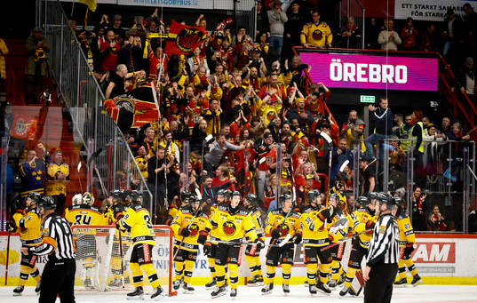Luleåspelarna jublar med fansen