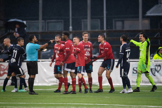 Domare Mohamed Nablsi pekar på straffpunkten