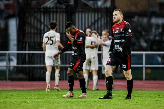 Trollhättans Enoch Adu och Jonas Emanuelsson deppar