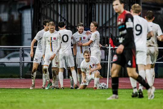 Qvidings Daniel Tidstrand har gjort 1-1 och jublar med