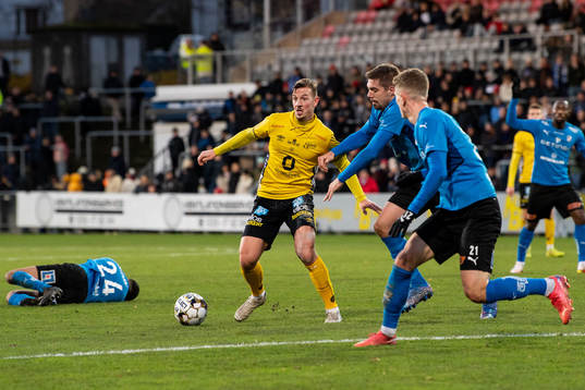 Elfsborgs Simon Olsson och Halmstads Erik Ahlstrand