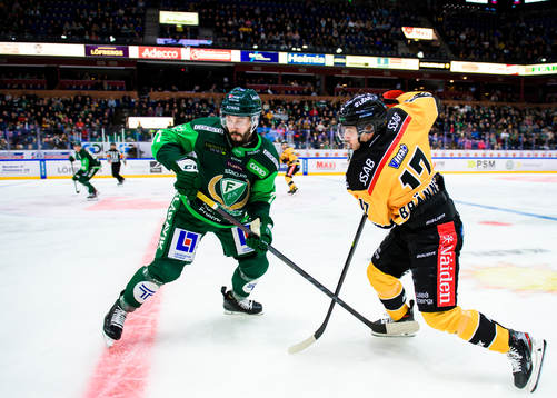 Färjestads Jesse Virtanen och Luleås Isac Brännström