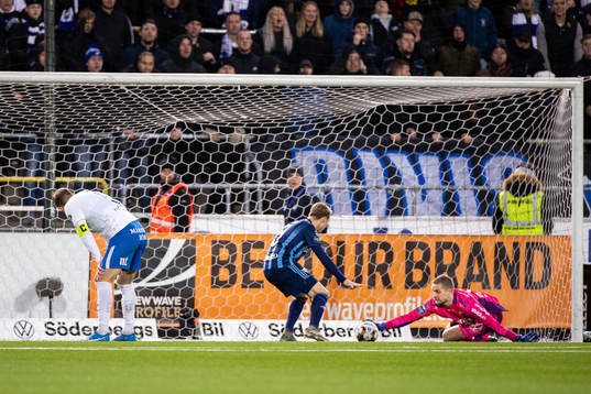 Djurgårdens målvakt Aleksandr Vasyutin räddar