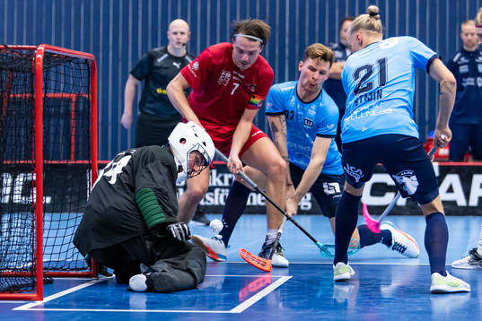 Warbergs målvakt Adrian Kodelja, Oliver Olsson och Lerums