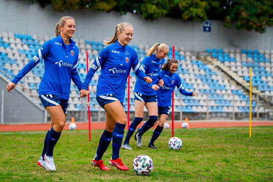 Lisa Fjeldstad Naalsund and Amalie Vevle Eikeland of the
