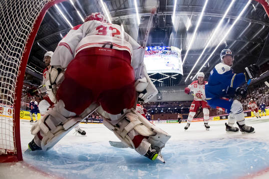 Klagenfurts goaltender Sebastian Dahm  and Leksands Patrik