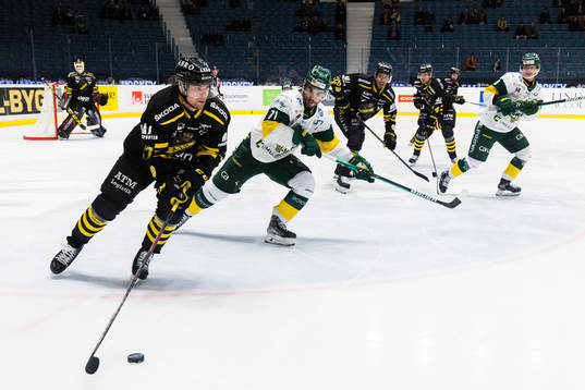 s Eric Norin jagas av Björklövens Gustav Possler