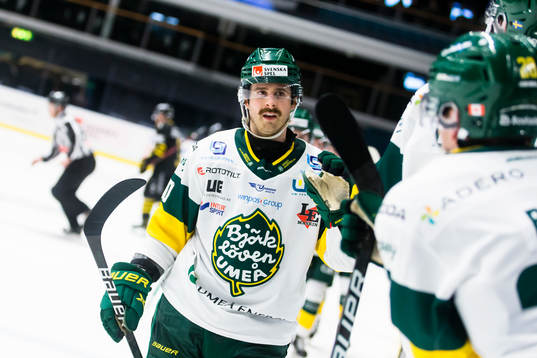 Björklövens Alex Hutchings jublar med lagkamrater