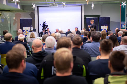 Glada miner när beslut tas om att köpa tillbaka