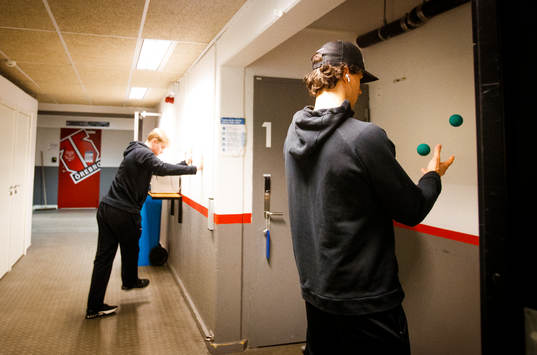 Frölundas målvakt Matthew Tomkins värmer upp