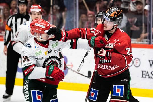 Frölundas Nicklas Lasu  och Örebros Linus Öberg i bråk