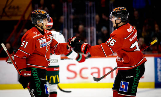 Örebros Emil Larsson gör 1-0 och jublar med Kristian