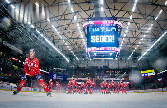 Örebros Elias Ekström jublar