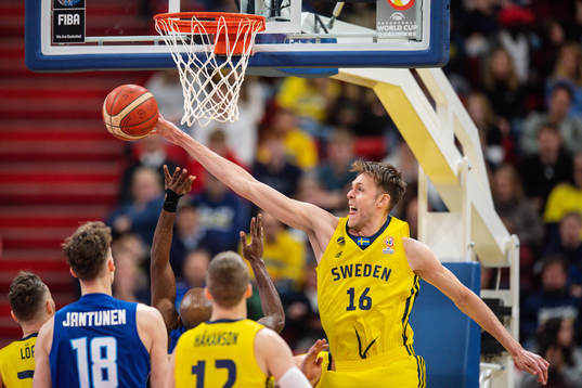 Jamar Wilson of Finland and Nicholas Spires of Sweden