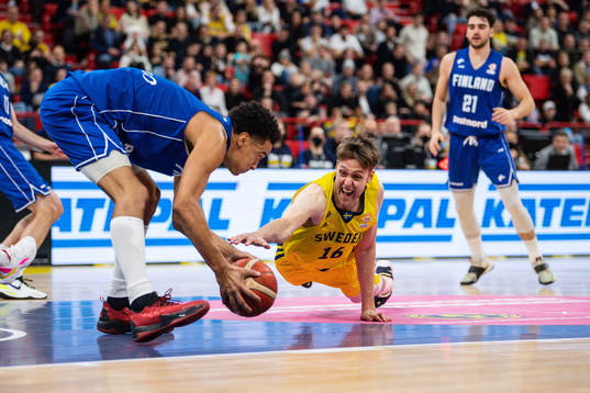 Shawn Huff of Finland and Nicholas Spires of Sweden