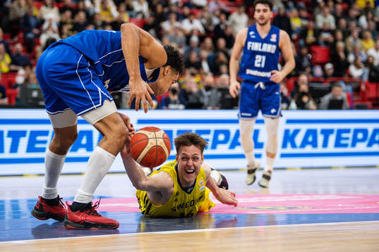 Shawn Huff of Finland and Nicholas Spires of Sweden