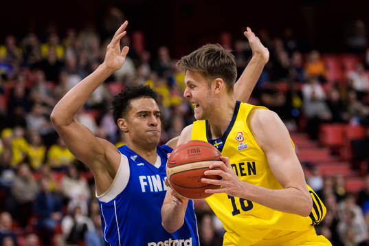 Shawn Huff of Finland and Nicholas Spires of Sweden