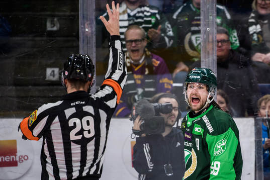 Domare Richard Magnusson och Färjestads Linus Johansson