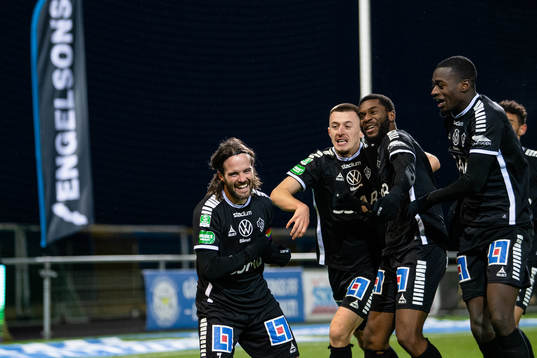Brages spelare jublar