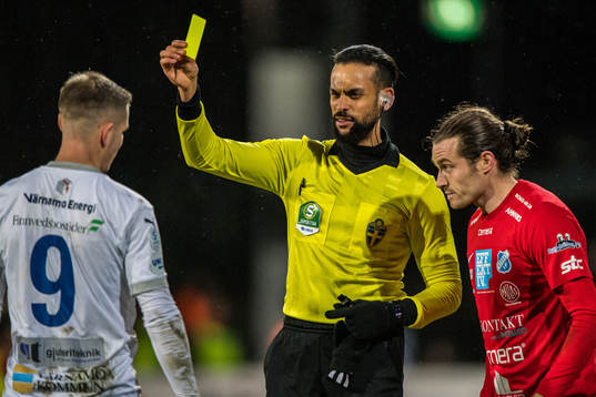 Värnamos Oscar Johansson och domare Farouk Nehdi och
