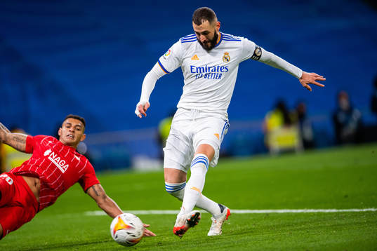 Karim Benzema of Real Madrid scores 1-1