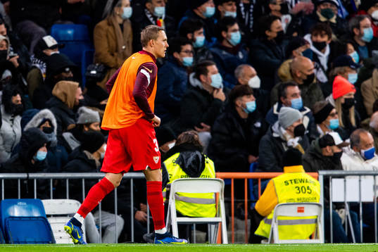 Ludwig Augustinsson of Sevilla warming up
