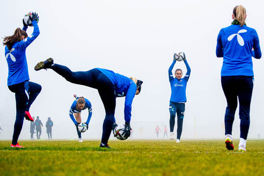 Vilde Bøe Risa and players of the Norwegian women's