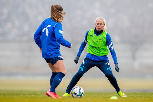 Maren Mjelde and Guro Bergsvand of the Norwegian women's