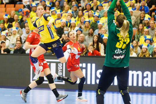 Elin Hansson of Sweden and goalkeeper Anastasija Babovic of