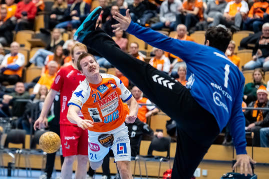 Kristianstads Alfred Ehn och Guifs målvakt Marko Roganovic