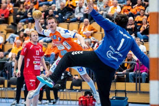 Kristianstads Alfred Ehn och Guifs målvakt Marko Roganovic