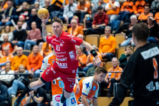 Guifs Fredrik Gustavsson och Kristianstads målvakt Espen