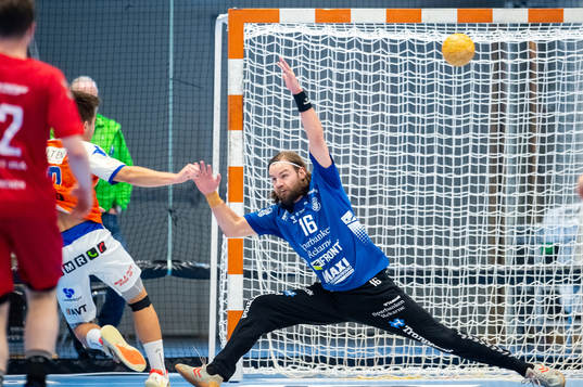 Kristianstads Albin Selin och Guifs målvakt Daniel Freyr