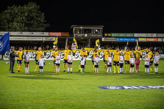 Mjällby med supportertröjor