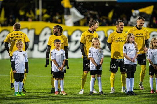 Mjällby med supportertröjor