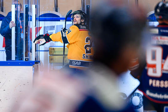 Luleås Brendan Shinnimin på väg in i utvisningsbåset