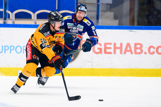 Luleås Julius Honka jagas av Växjös Richard Gynge