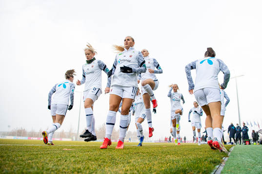 Lisa-Marie Karlseng Utland of Norway warms up