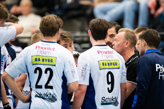 Redbergslids tränare Magnus Johansson pratar i en time out