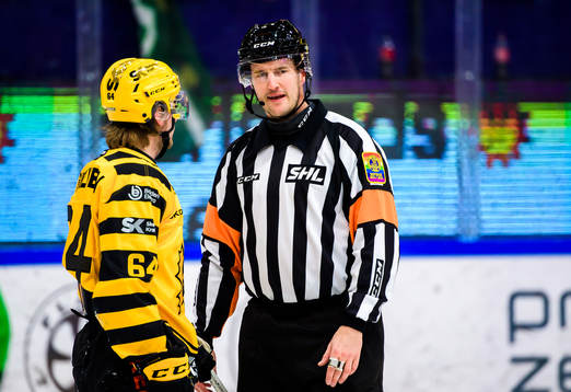 Skellefteås Jonathan Pudas i samtal med Domare Johan