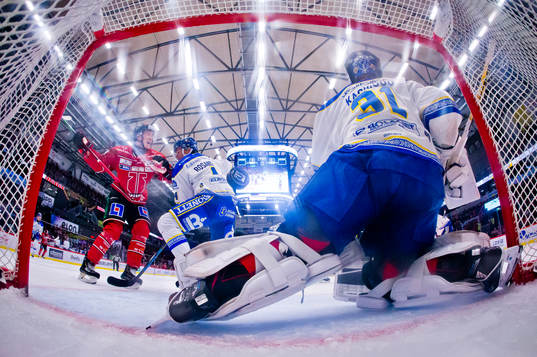 Örebros Linus Öberg jublar vid Robin Kovacs (ej i bild)